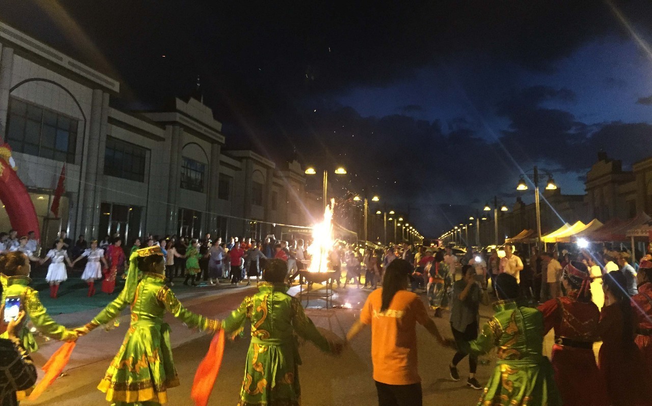 逛夜市喽那达慕文化旅游夜市17日炫酷开场