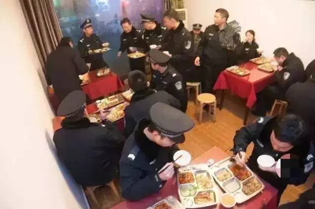 不服来辩!最暖心『深夜食堂』——中国警察版