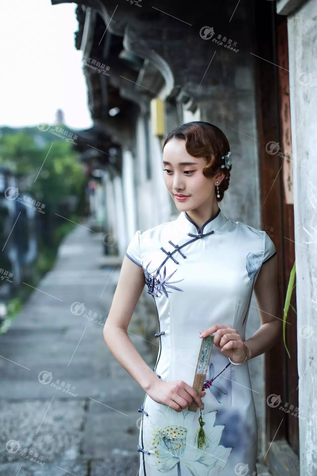 正文  江南风情的婚纱照最吸引人的就是雅致的意境油纸伞,画扇,旗袍
