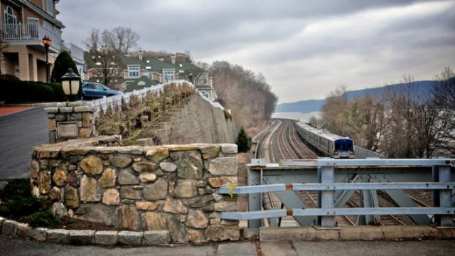 硅谷大佬扎克伯格在纽约州一个叫多布斯61费里(dobbs ferry)的古色