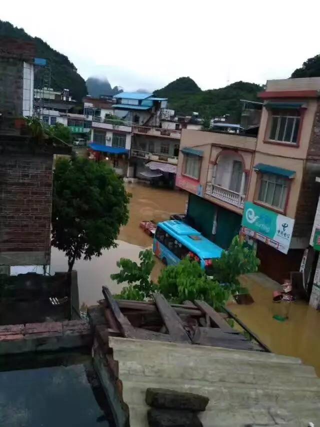 宜州今年暴雨要下多久!刘三姐镇,北牙等到处发大水,大家做好上船准备.