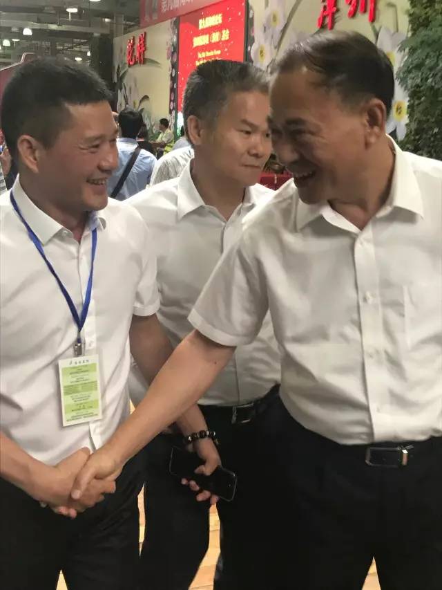 (漳州市人大主任陈汉夫与漳州五洲城董事长林昌仁会谈 作为"中国民营