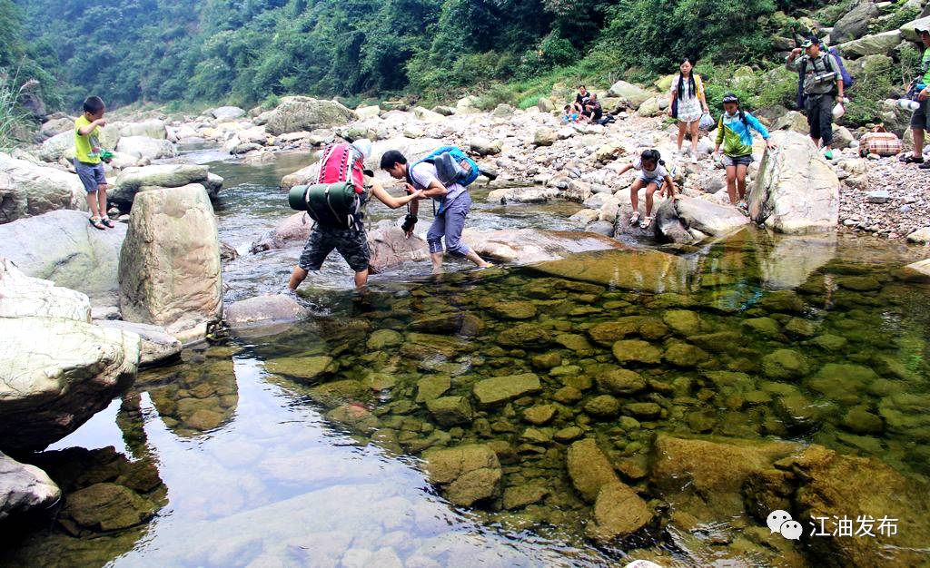 清沟位于江油马角坝附近,因山沟中的清水溪而得名.