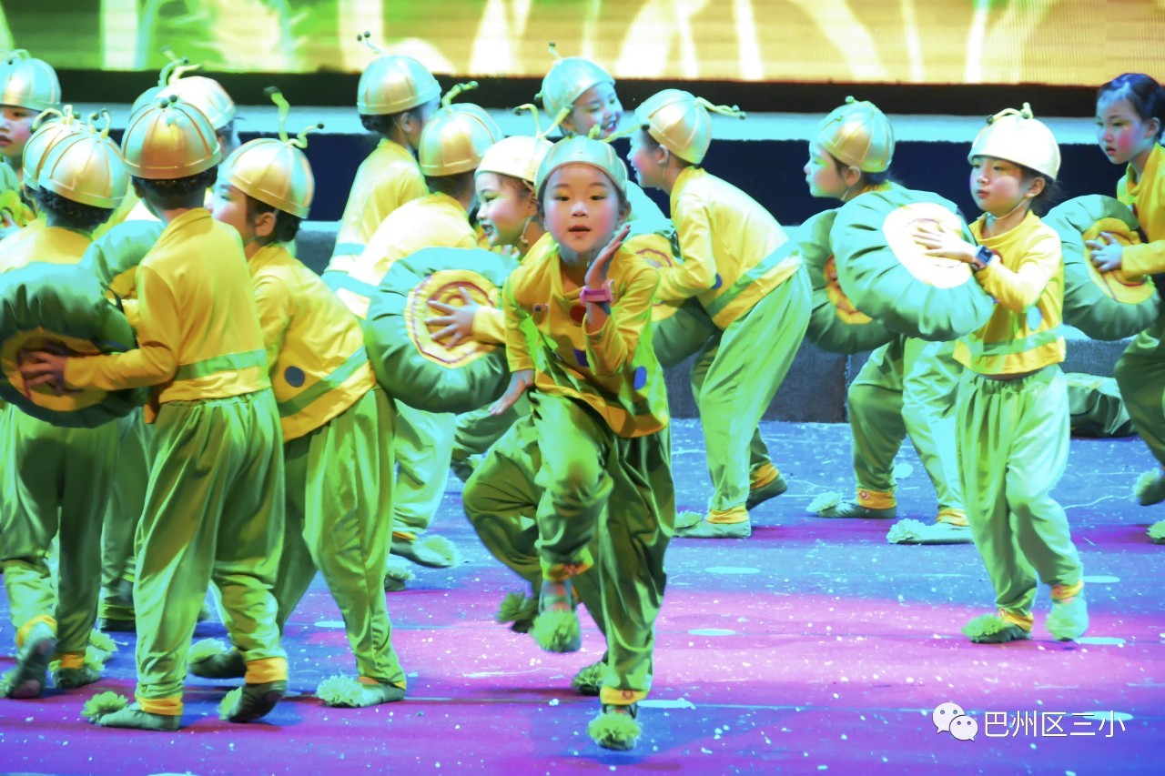 小蜗牛……",孩子们在欢快的旋律中有节奏地跳动着,她们时而双人舞蹈