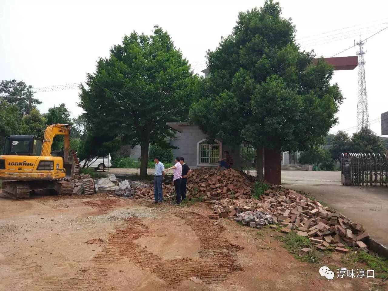 信阳市委市政府围栏（围墙）拆除行动仍在持续进行