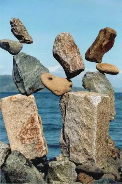 24.有人将石头巧妙平衡摆在一起