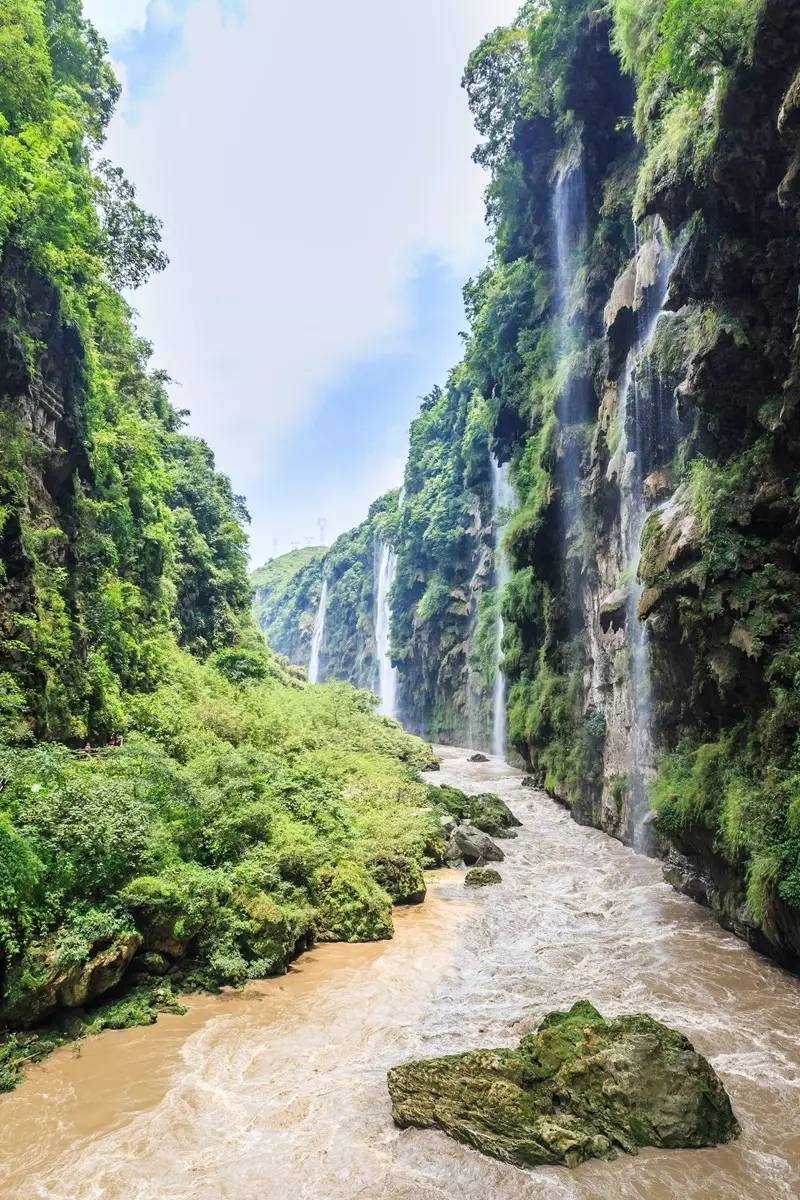 旅游 正文  马岭河峡谷位于贵州省兴义市,是兴义国家地质公园的重要