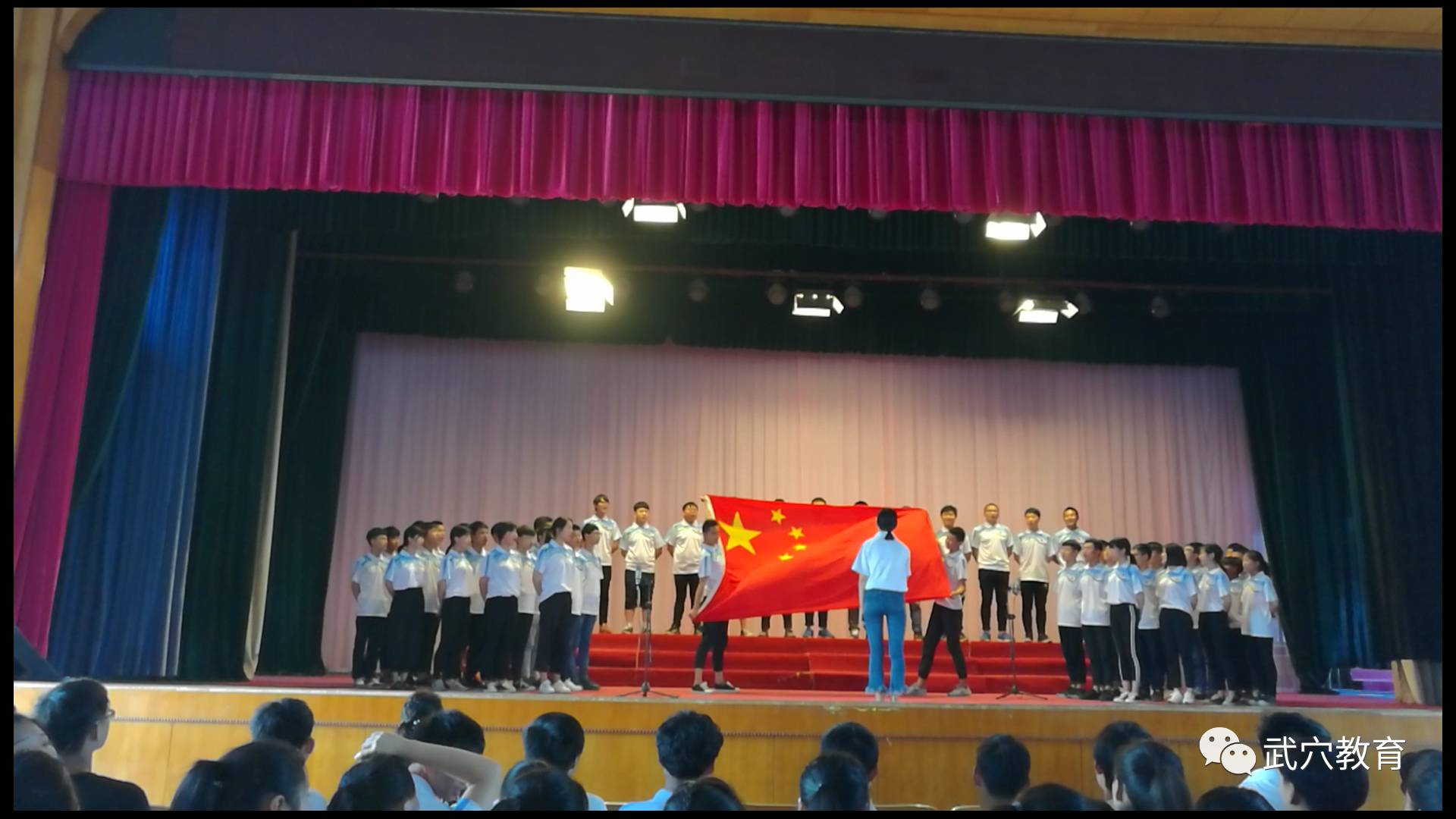 武穴师范学校举行"夏之梦"红歌会,学校15个班级学生演唱红歌,音乐组