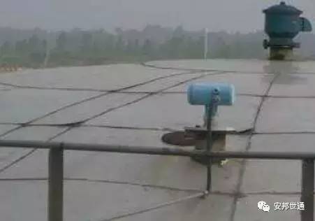 雷达液位计的安装 雷达必须安装正在顶部 3.