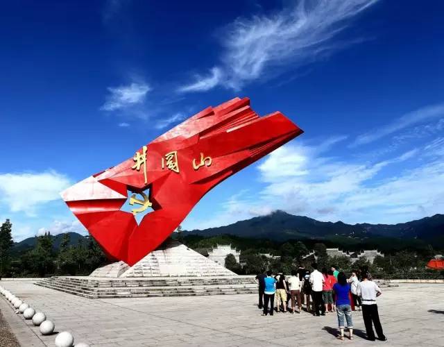 汽车赴中国革命摇篮—井冈山革命根据地,参观井冈山【红旗雕塑,一