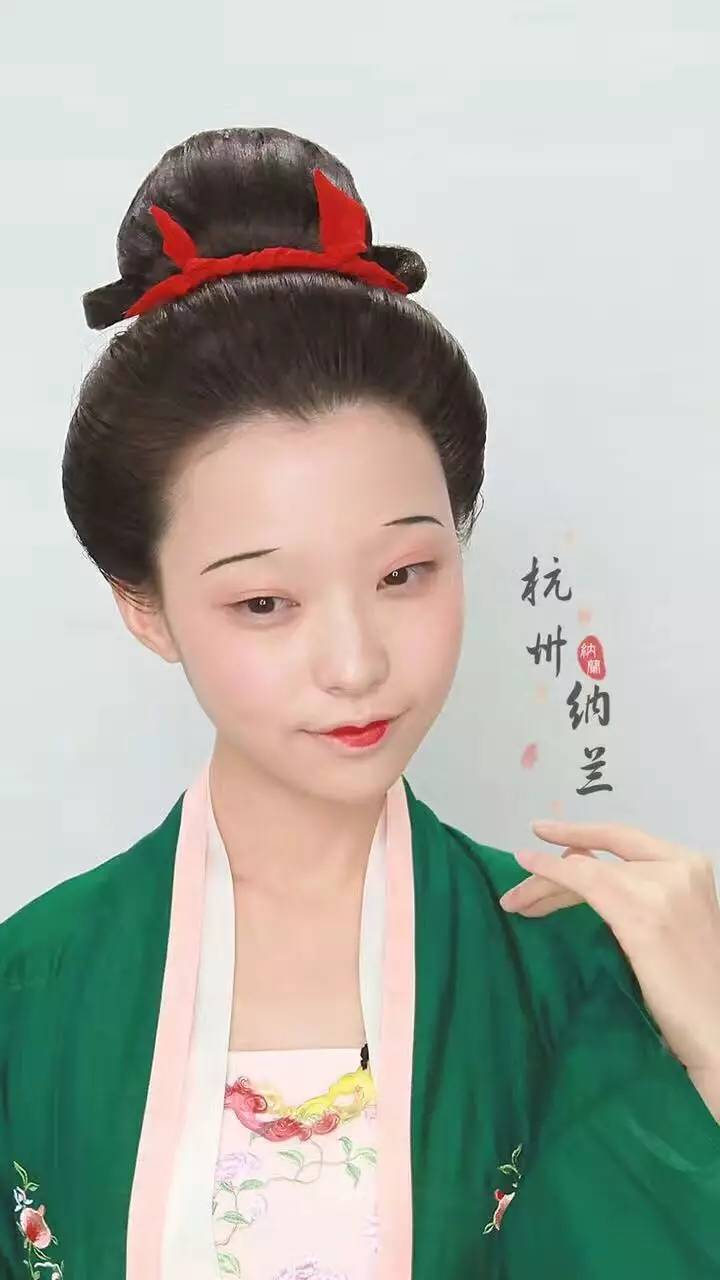 宋代女子的发型秉承了隋唐五代的一些遗风,高大却比之前的更加的细巧