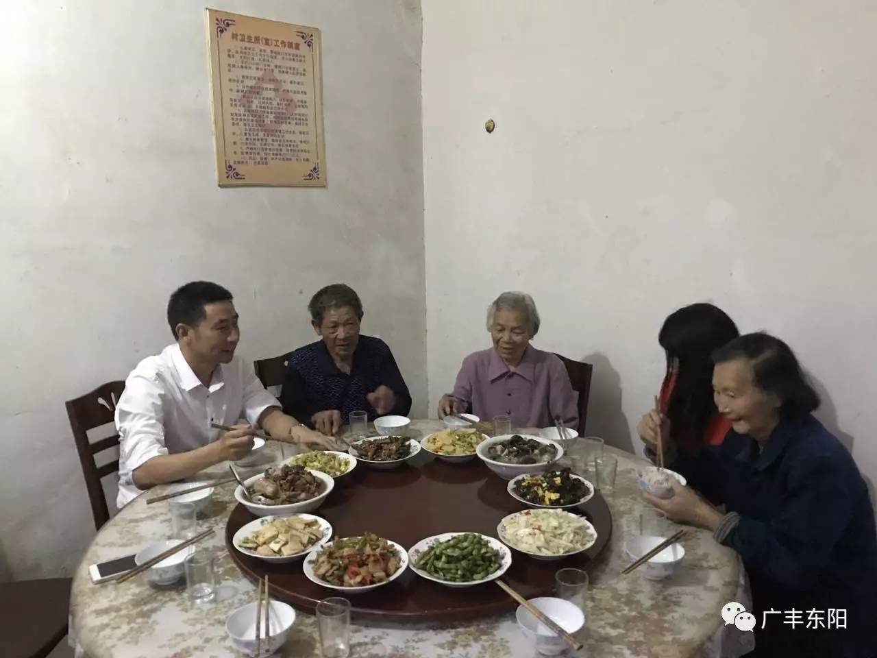 王青海同志与贫困户讲解政策,信息再核实 乡长刘德意自带伙食费到龙溪