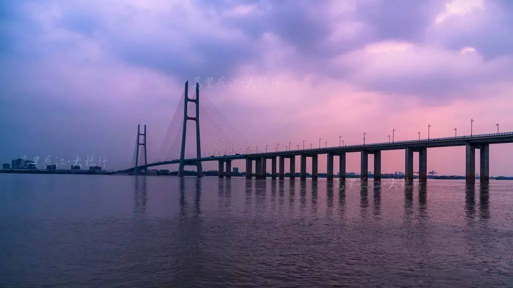 旅游 正文  九江长江二桥主桥采用不对称混合梁斜拉设计,一个桥墩建在