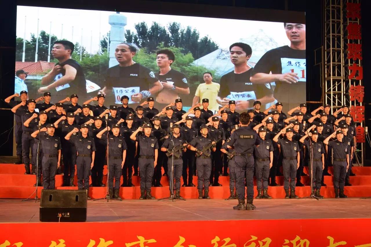 参赛单位:市公安局交警支队 演唱曲目:《人民公安向前进》《跟你走》