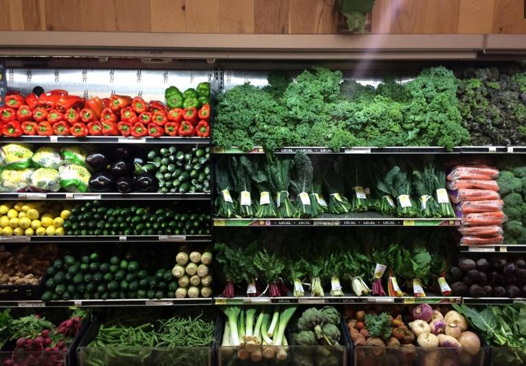 蔬菜在超市里是最容易上当的,打着新鲜的牌子诱惑你上当.