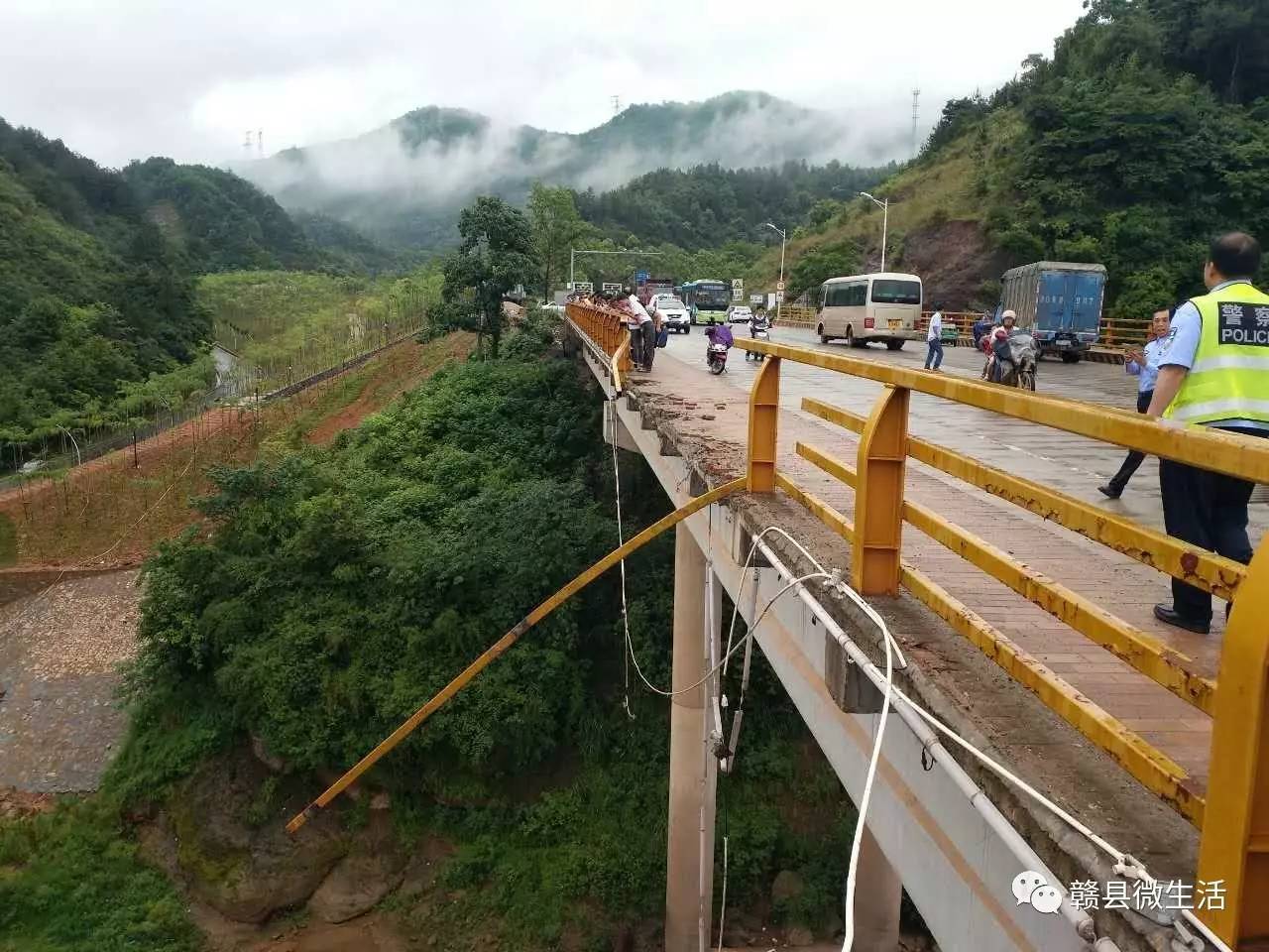 赣州竟又一辆后八轮从梅林大桥坠落,司机当场死亡!(视频多图)