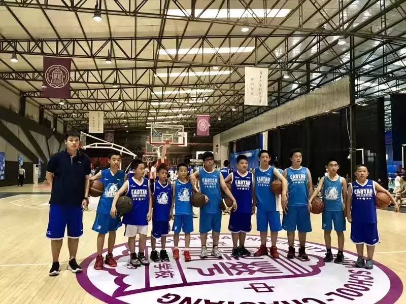 4月,我校篮球队参加了北京市海淀区中学生篮球联赛,经过激烈角逐