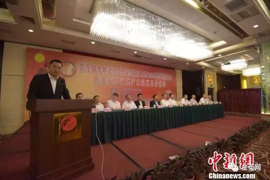 图为台湾地区"民意代表"杨镇浯致辞.