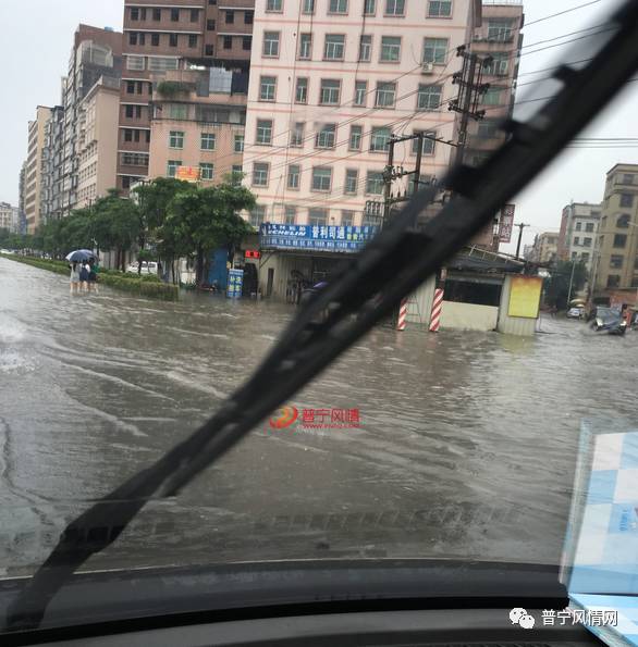 近日由于雨量过大 潮汕部分地区还出现了险情 普宁 今天环城北路秀