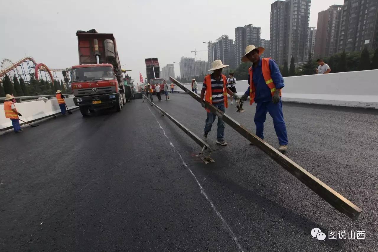 山西临汾:滨河东路南段高架桥铺设沥青接近尾声