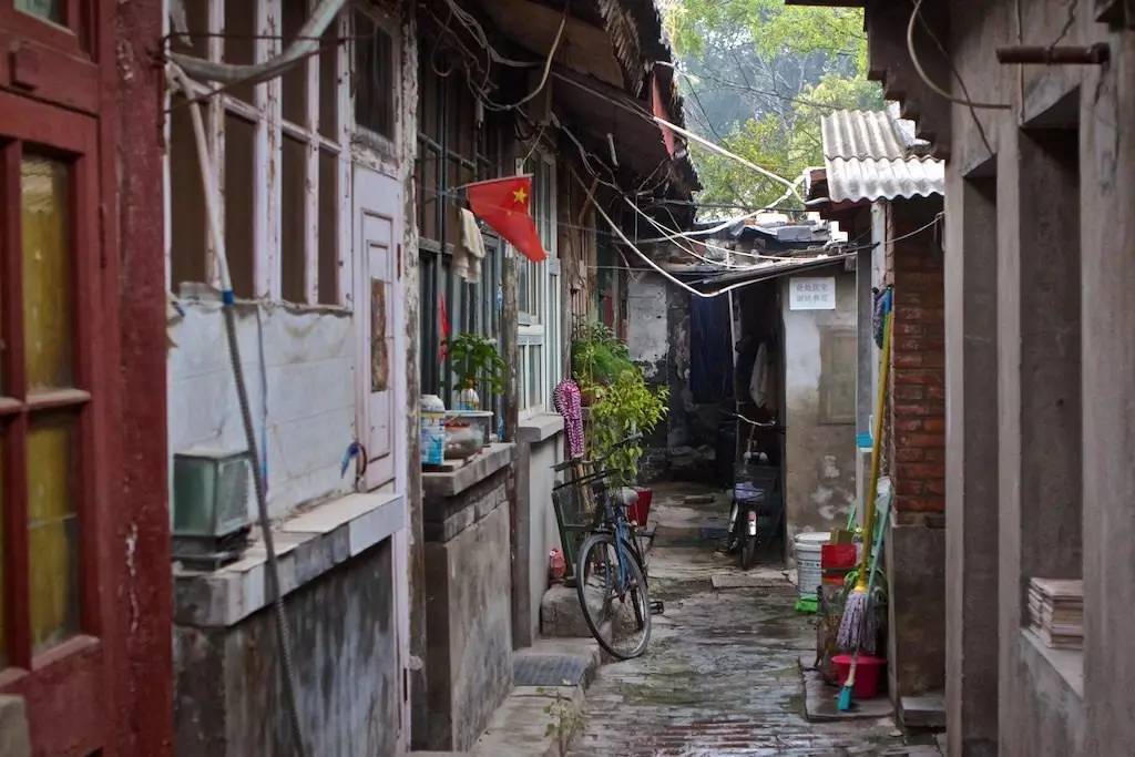 北京,这无数故事的发生地:胡同里的日夜,老城区的改造,大杂院与公共