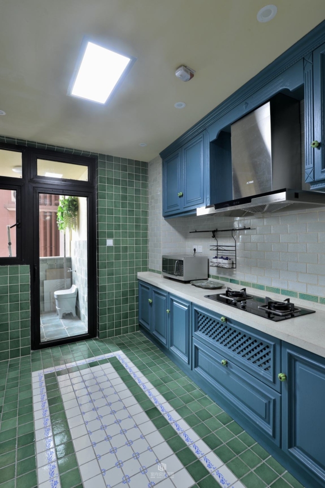 向左滑动,有惊喜 厨房里微绿的地砖加上湖蓝色的橱柜,整个画面形成了