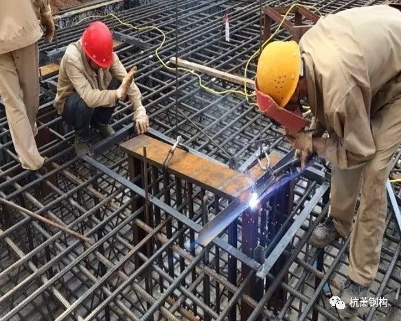 湖北省首个钢管束住宅项目首节钢管束吊装成功