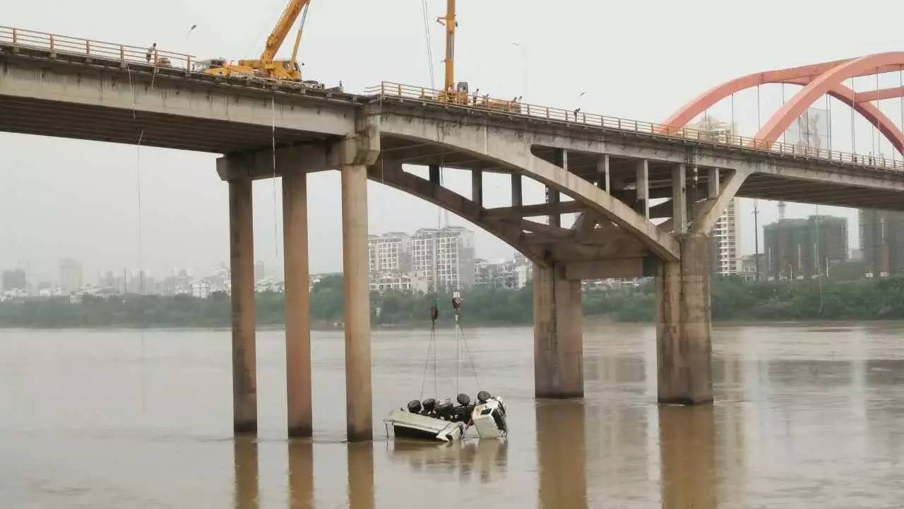 赣州竟又一辆后八轮从梅林大桥坠落,司机当场死亡!(视频多图)