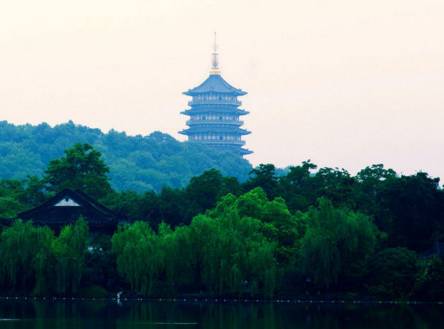 山水西湖,一山(孤山),二塔(雷峰塔 保俶塔),三岛(小瀛洲 湖心亭