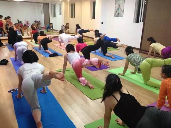 4、鄭州瑜伽教練培訓學校談如何練習【瑜伽冥想】？ 