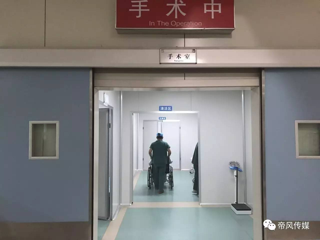 由于不能进入手术室,只能在门外等待.