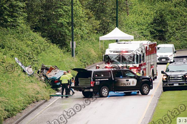 警方封锁附近道路,整个下午都在场搜集证据,暂时未知交通意外原因,并