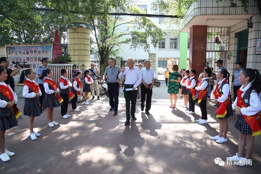 他们走进竹鹅小学与师生