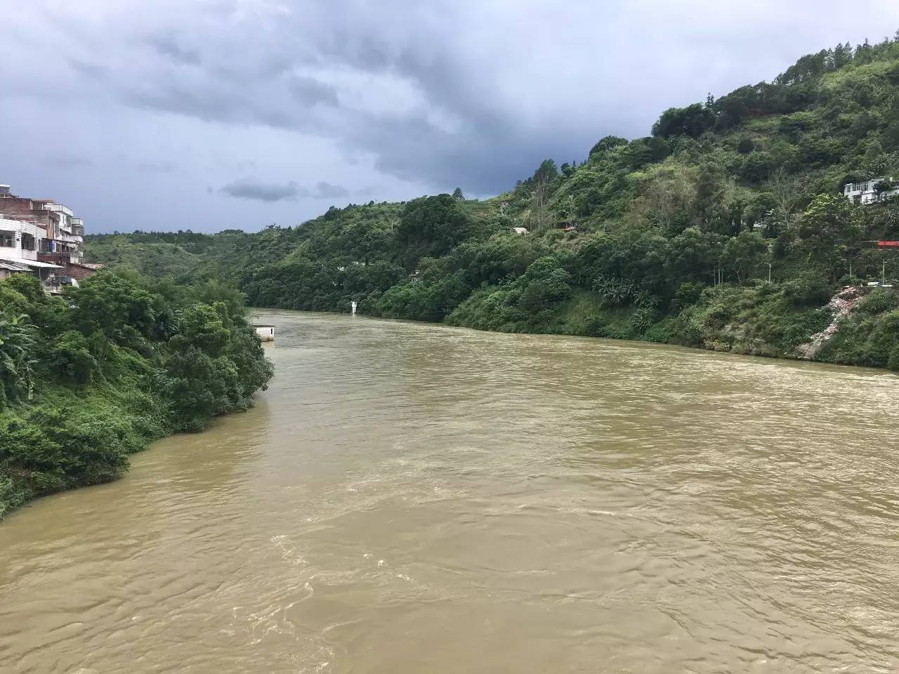 昨日龙川枫树坝水库开闸泄洪画面太壮观,一起来感受一