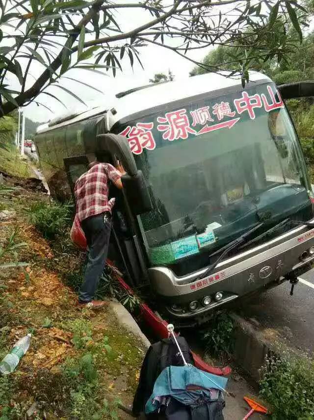 今日上午,一辆翁源县至中山的大客车在翁源县官渡路段发生交通事故