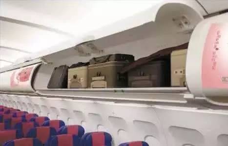 坐飞机的时候大件行李可以托运或者在不超重的情况下带上飞机置于行李