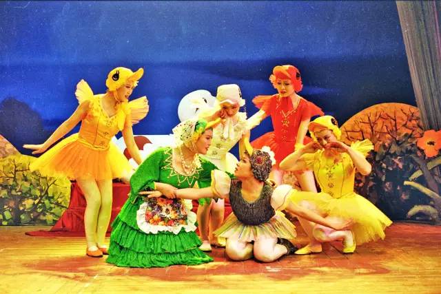 童话剧《丑小鸭》曾获文化部"全国儿童剧评比调演"剧目一等奖.
