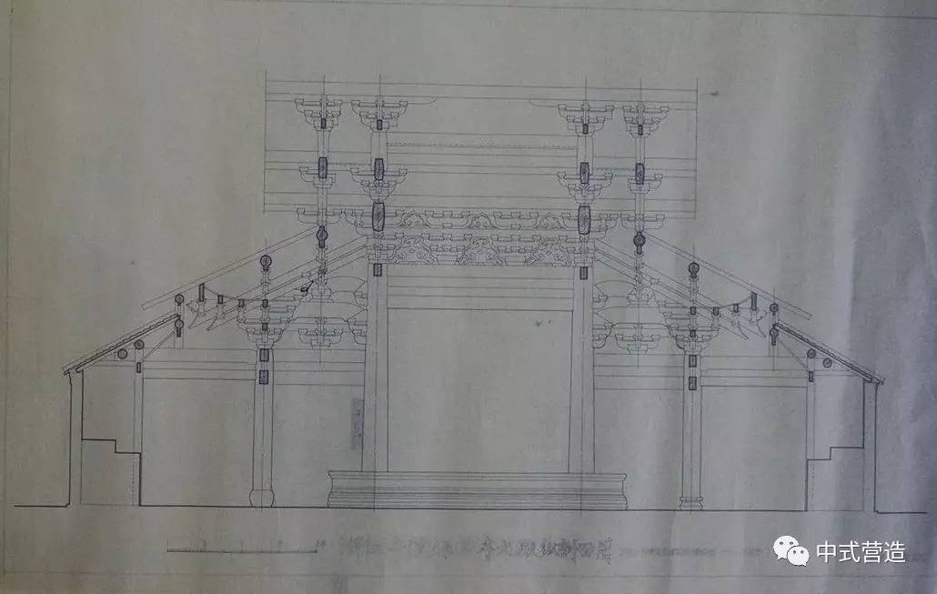 宁波保国寺大殿测绘图是沿进深方向最南一间为敞廊,三面敞开,殿门设