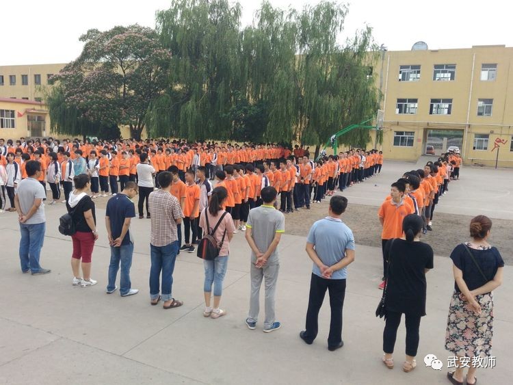 2017年6月19日,武安二中分校齐向东校长亲自筹划主持初三师生考前减压
