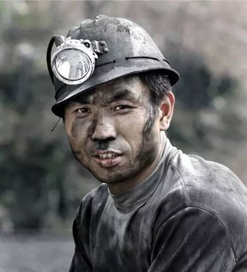 我是一名司机在煤矿给老板开车翻了老板要扣工