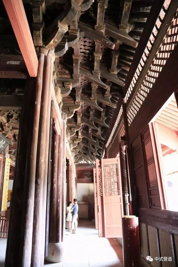 宁波保国寺除了木结构建筑的一"奇"之外,另有一"奇"就是大殿的每个