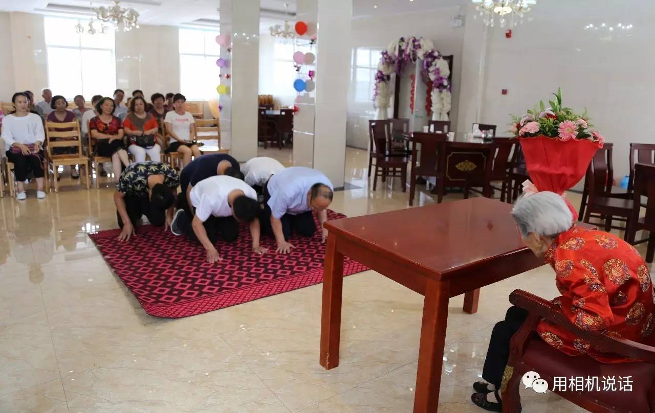 在为董秀芬老人举行的寿宴上,韩桥村"两委会"成员,向老人行跪拜礼.