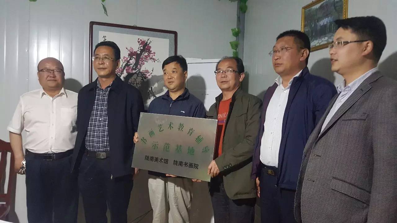 陇南美术家评论走近崔鸿文