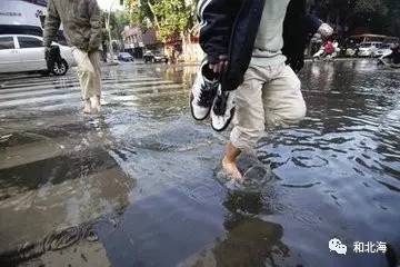 北海连日暴雨!你千万别这么做,小心感染丹毒!