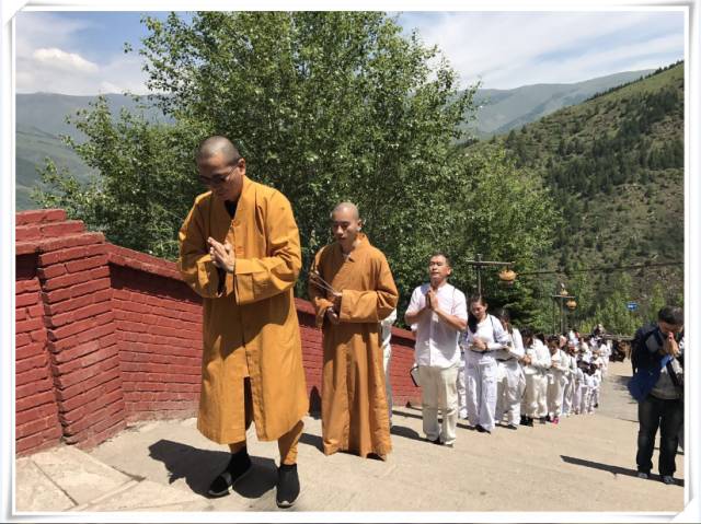 在方丈开祥法师的带领下,赴五台山朝圣,朝圣团先后朝拜,参观了华严寺