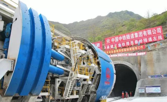 兰渝铁路西秦岭隧道位于甘肃省陇南市武都区,全长28236米,为双洞