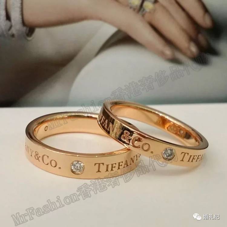 说下婚戒,如图一,tiffany玫瑰金三钻logo经典对戒.