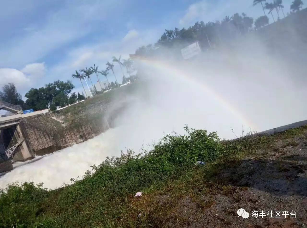 海丰公平水库开闸泄洪出现彩虹,场面壮观.
