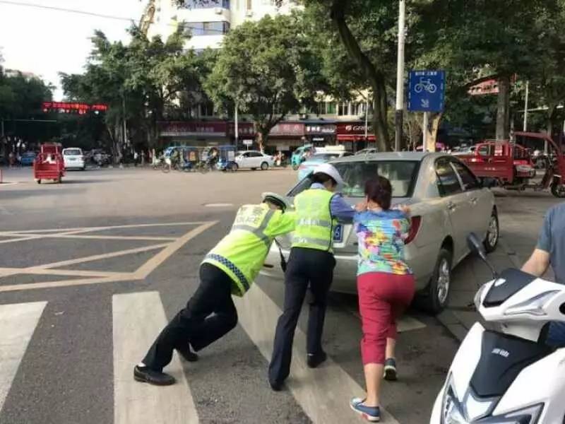 看着眼前这一幕,路人们纷纷称赞道:"这么热的天气,交警还热心帮助司机