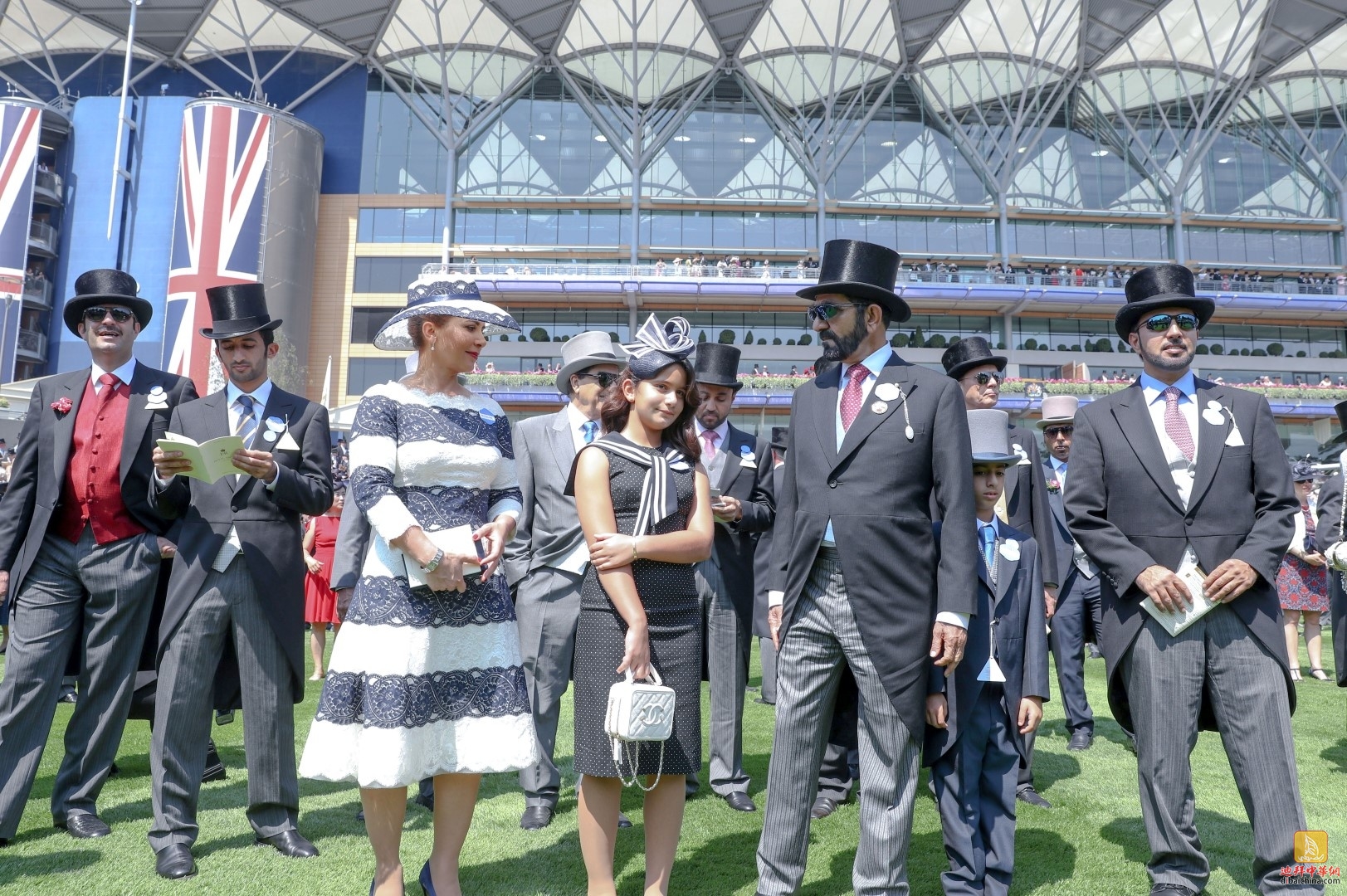 【迪拜生活】迪拜酋长携妻儿参加英国皇家赛马盛会 夺取多座冠军奖杯